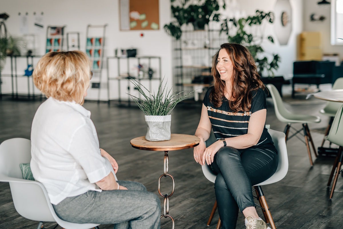 Melanie Ebert in der Coaching-Situation mit einer Kundin