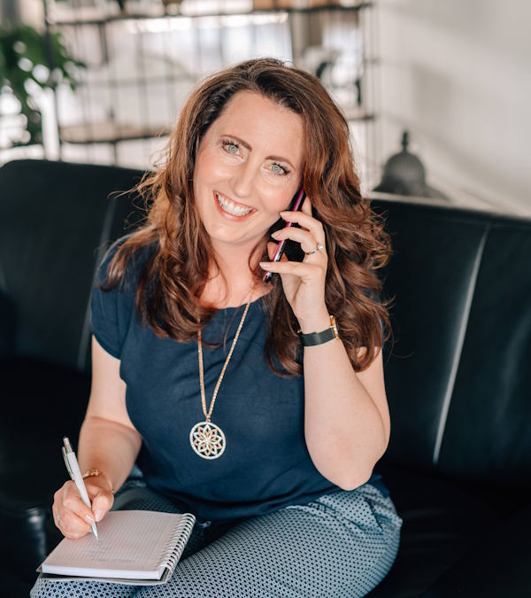 Melanie Ebert am Telefon 